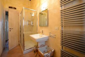 A bathroom at Villa Agazzi by PosarelliVillas Még 37 kép