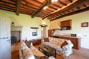 uma sala de estar com dois sofás e uma lareira em Villa Agazzi by PosarelliVillas em San Zeno
