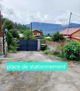 a street with a sign that reads place de stationement at Ti Kaz Salazie 2 in Salazie