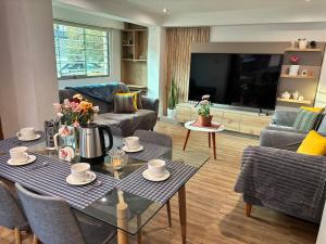 a living room with a table and chairs at Kennedy Guest House in Cusco