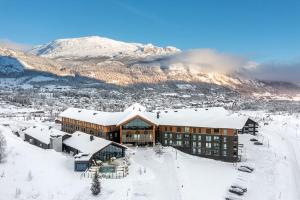 a ski lodge in the snow with mountains in the background at Fyri Tunet Hemsedal in Hemsedal