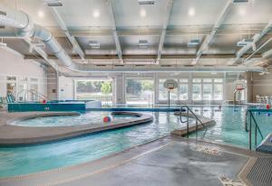 een groot binnenzwembad met twee zwembaden bij Beachwoods Resort in Kitty Hawk