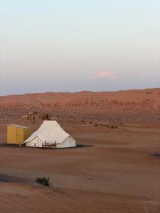 a tent in the middle of the desert at SAFARI-Glamping in Badīyah
