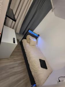 a small room with a bed in a room at Pension Mediterrano - Monteurzimmer in Bedburg