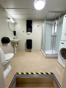 a bathroom with a washing machine and a shower at Nässjö Vandrarhem in Nässjö