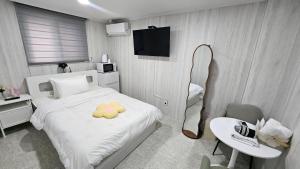 a hotel room with a bed and a desk and a chair at 루미에르스테이 in Ŭijŏngbu-yŏk