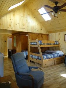 una habitación con dos literas y una silla en Gray Ghost Camps, en Rockwood
