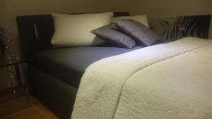 a bed with two pillows on top of it at K82 BNB & Hotel in Kirchentellinsfurt
