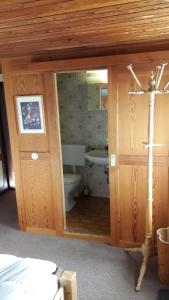 アフリッツにあるFerienhaus Birkenhofのバスルーム(トイレ付)、窓、ドアが備わります。