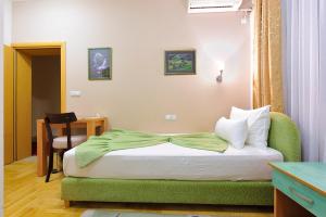 A bed or beds in a room at Hotel Dragović Smederevo