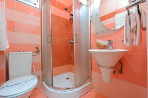 A bathroom at Hotel Dragović Smederevo