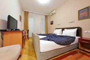 A television and/or entertainment centre at Hotel Dragović Smederevo