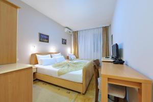 A bed or beds in a room at Hotel Dragović Smederevo