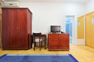 A television and/or entertainment centre at Hotel Dragović Smederevo