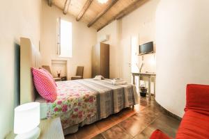 A bed or beds in a room at Antico Mercato
