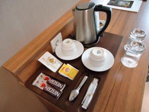 Utensilios para hacer té y café en Golden Lounge Hotel