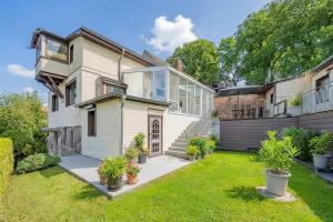 a large house with a yard with potted plants at Ferienhaus Ingrid in Heringsdorf