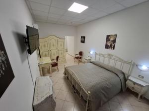 ein Schlafzimmer mit einem Bett und einem Schreibtisch in der Unterkunft Hotel 4 Mori in Cagliari