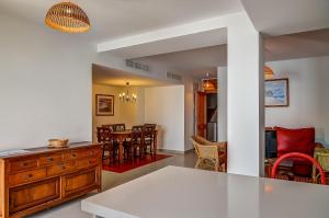 a kitchen and dining room with a table and chairs at Sea You Apartamentos Valencia Port Saplaya in Port Saplaya
