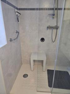 ein Badezimmer mit Dusche und Sitzbank in der Unterkunft Périphérie landerneau in Plouédern + 4 Fotos