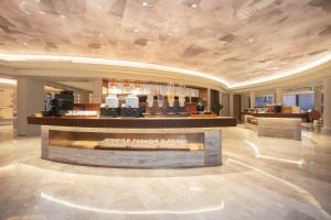 a large lobby with aasteryasteryasteryasteryasteryasteryasteryasteryasteryasteryastery at Mercure Luoyang Downtown in Luoyang