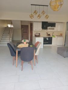 a kitchen and dining room with a table and chairs at Mira lune guesthouse in Flic-en-Flac