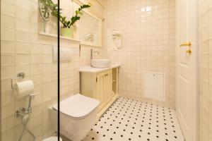 ein Badezimmer mit Toilette und Waschbecken in der Unterkunft Casa Doseanu in Oradea + 150 Fotos