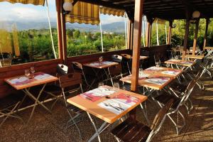 uma fila de mesas num restaurante com vista em Campanile Saint-Etienne Est- Saint-Chamond em Saint-Chamond