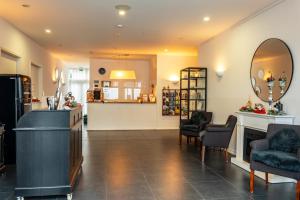 a waiting room with chairs and a mirror at Bartmanns Haus & Schwan GmbH in Dillenburg +14 photos