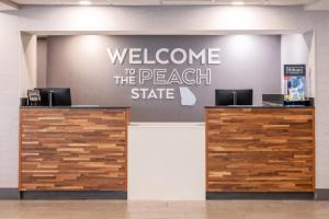 ein Willkommensschild im Strandstaat an einer Wand in der Unterkunft Hampton Inn Commerce in Commerce + 35 Fotos