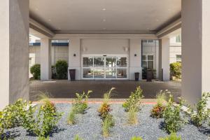 an external view of a building with a courtyard at Hampton Inn & Suites McAllen in McAllen