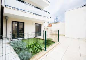 a garden in the middle of a building at Paris sud studio cosy in Arcueil