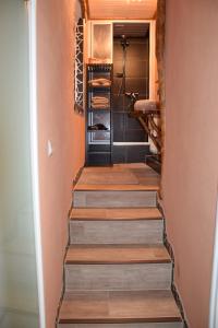 eine Treppe, die zu einem Weinkeller mit Holzböden führt in der Unterkunft Ferienwohnung Könitz in Naumburg