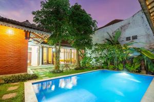 a swimming pool in the backyard of a house at Villa Omah Rindu in Yogyakarta