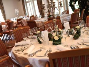 einen Tisch mit Weingläsern und Servietten darauf in der Unterkunft Hotel "Schloss Friedestrom" in Dormagen