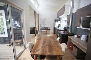 Habitación con mesa de madera en la cocina en Mareas Ralun Lodge, en Ralún