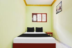 a bedroom with a bed in a room at Hotel O V Guest In in Guntūr