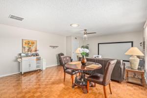 a living room with a table and chairs at Naturally Modest & Quiet in Sun City West