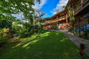 an exterior view of a building with a yard at Pousada Villa Da Prainha in Ilhabela