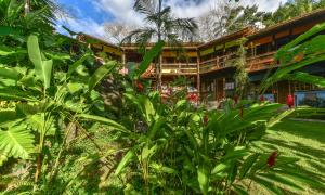 a building with green plants in front of it at Pousada Villa Da Prainha in Ilhabela