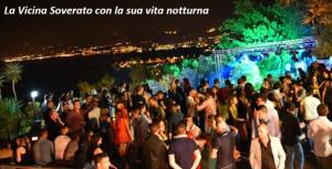 a crowd of people standing in front of a concert at Charme by the Sea, Sant'Andrea in SantʼAndrea Apostolo dello Ionio