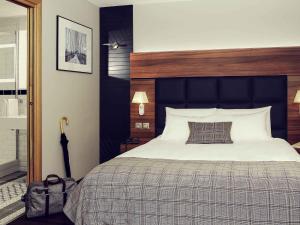 ein Schlafzimmer mit einem großen Bett mit schwarzem Kopfteil in der Unterkunft Mercure Hotel Forbach Centre de Loisirs in Forbach + 172 Fotos