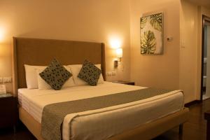 a bedroom with a large bed with two pillows at El Cielito Inn - Sta. Rosa in Santa Rosa +70 photos