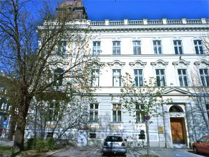 um carro estacionado em frente a um edifício branco em Wohnzimmer em Krems an der Donau