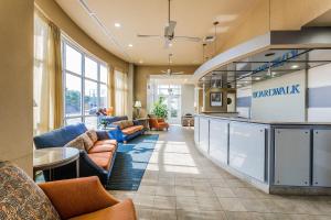 un vestíbulo de una oficina dental con sofás y mesas en Boardwalk Resort and Villas en Virginia Beach