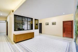 an empty room with a desk and a window at Townhouse Chandpole Metro Station Formerly Hotel Raghuraj Palace in Jaipur +39 photos