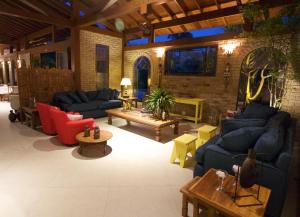 un grand salon avec des canapés et des tables bleus dans l'établissement Villa Bebek Hotel, à Camburi