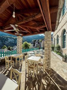 une terrasse avec des tables et des chaises sur un bâtiment dans l'établissement The Old School Boutique Hotel, à Syrrako