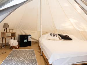 a bedroom with a bed in a tent at Ruina Glamping in Mezgit