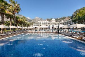 a large swimming pool with chairs and a resort at Juju Premier Palace Hotel-Ultra All Inclusive in Beldibi